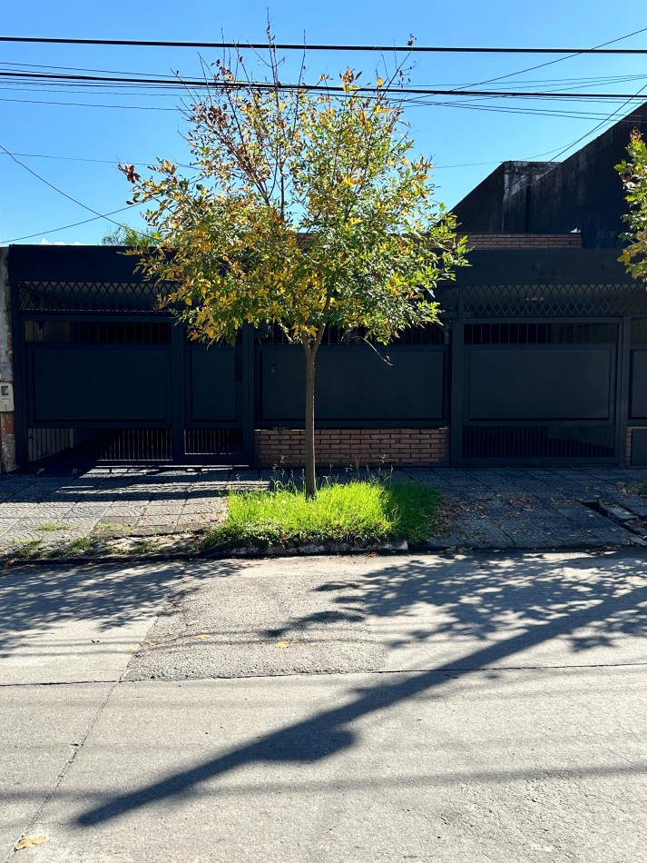 En venta casa cxompletamente remodelada en calle constitucion 151